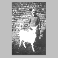 086-0024 Margot Weinz aus Roddau Perkuiken mit einer Ziege im Hof.jpg